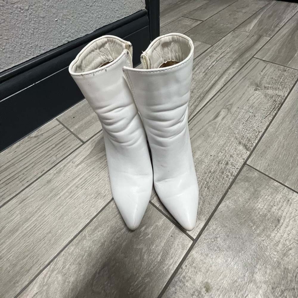 Women’s boots Size 7 to 7.5.  Good condition